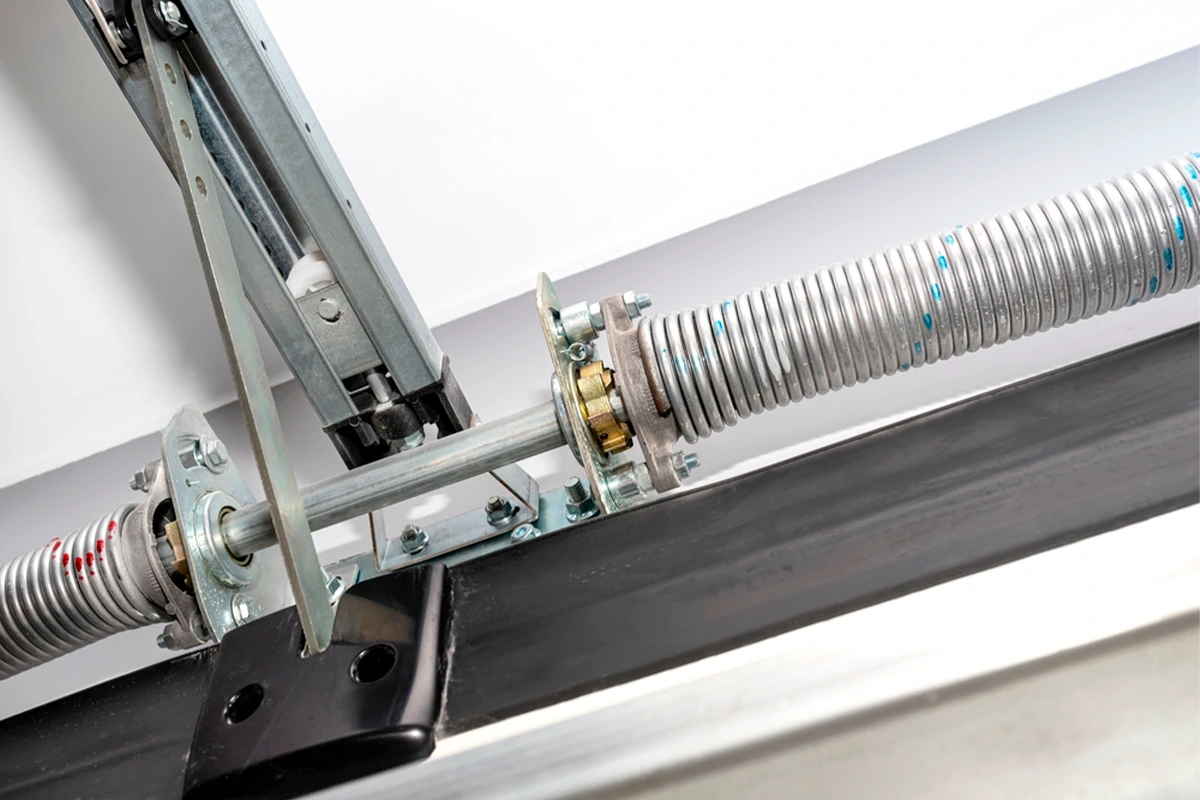 Cómo reparar los muelles de torsión de tu puerta de garaje Cómo reparar los muelles de torsión de tu puerta de garaje