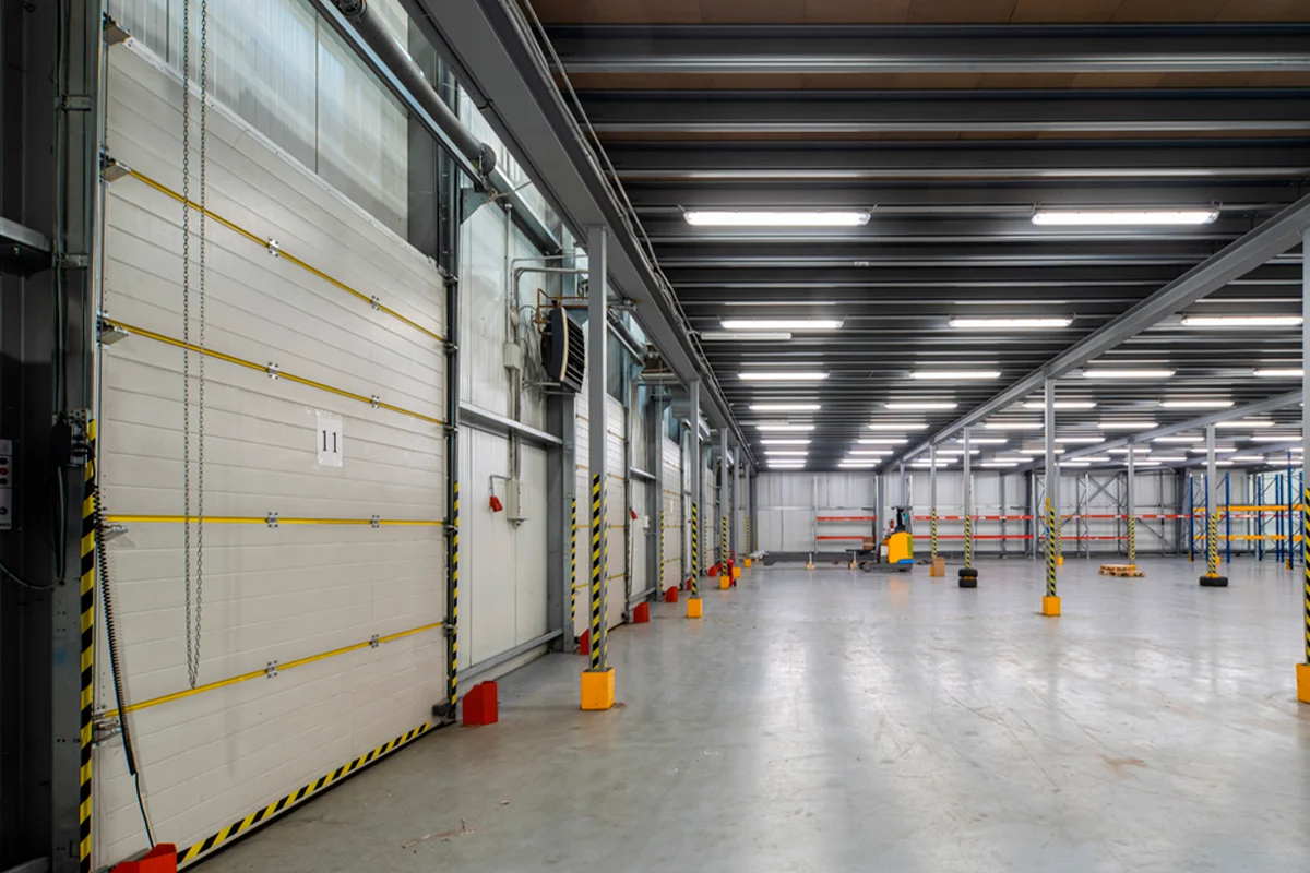 Los diferentes tipos de puertas industriales y sus aplicaciones Los diferentes tipos de puertas industriales y sus aplicaciones