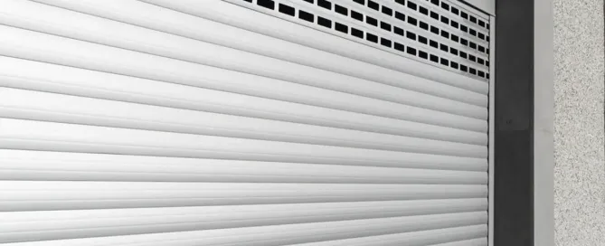 Cómo instalar un motor de puerta de garaje enrollable -