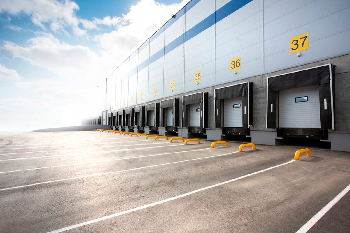 Muelles de carga para camiones vs. plataformas de carga: ¿Cuál es la mejor opción?