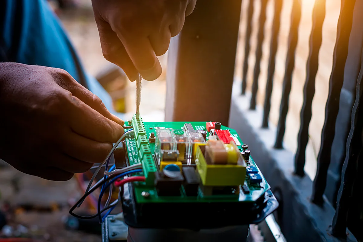 Averías comunes en cuadros de maniobras para puertas de garaje Averías comunes en cuadros de maniobras para puertas de garaje
