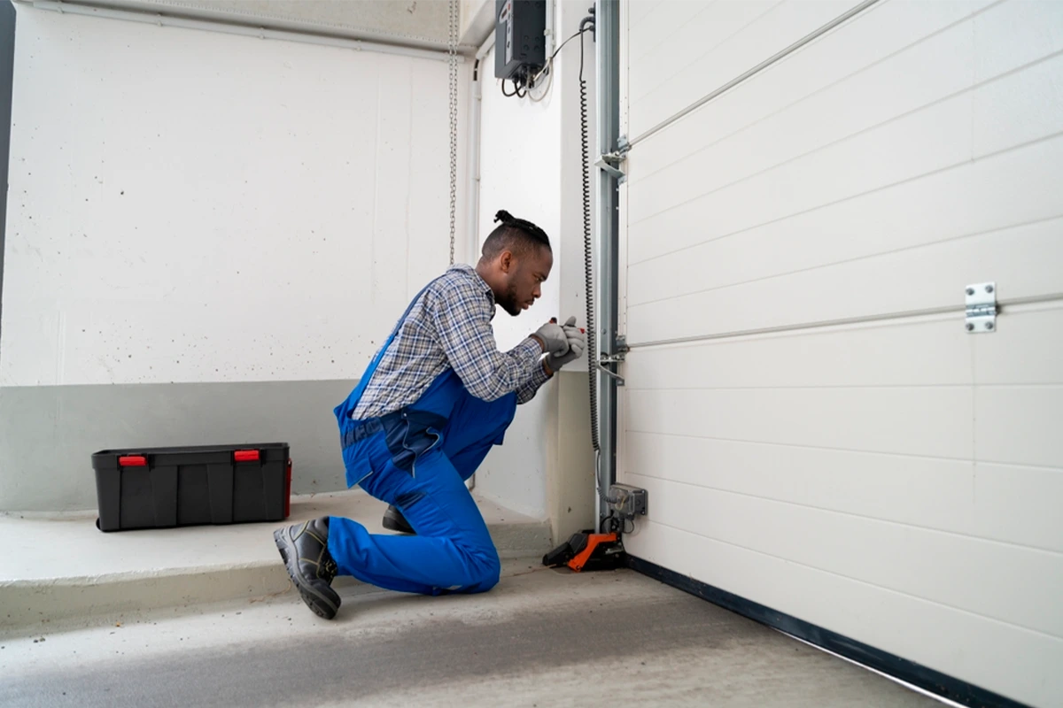 Cómo sustituir las guías de una puerta seccional Cómo sustituir las guías de una puerta seccional