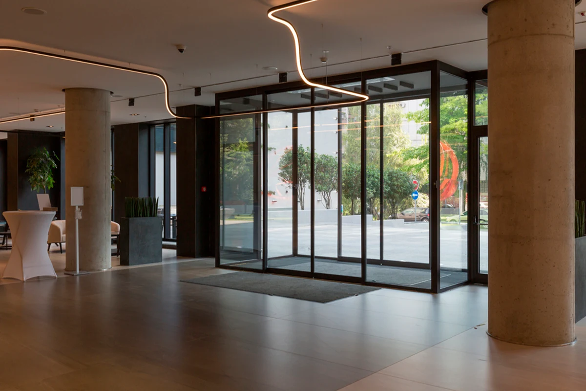 Cómo las puertas automáticas para comercios mejoran la experiencia del cliente Cómo las puertas automáticas para comercios mejoran la experiencia del cliente