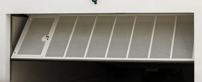 Soluciones integrales: Puertas basculantes de garaje para negocios y residencias - Soluciones integrales: Puertas basculantes de garaje para negocios y residencias