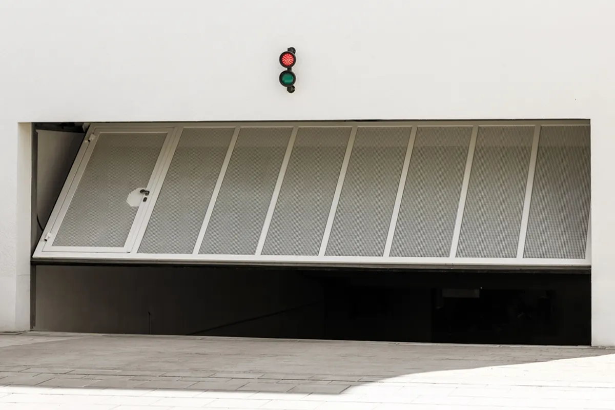 Soluciones integrales: Puertas basculantes de garaje para negocios y residencias Soluciones integrales: Puertas basculantes de garaje para negocios y residencias