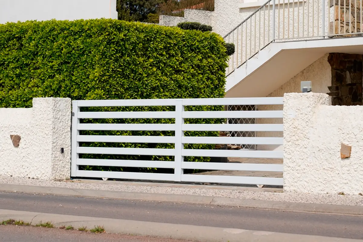 Cómo cambiar las ruedas de una puerta de garaje corredera Cómo cambiar las ruedas de una puerta de garaje corredera
