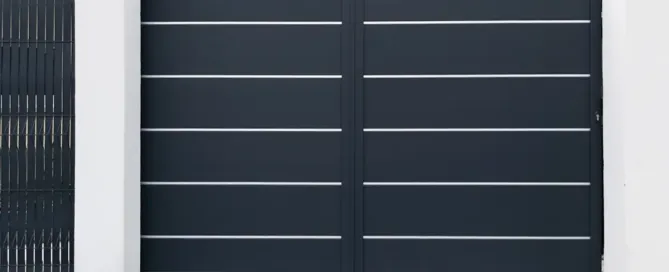 Comparativa: Puertas abatibles vs. enrollables para garaje - Comparativa: Puertas abatibles vs. enrollables para garaje
